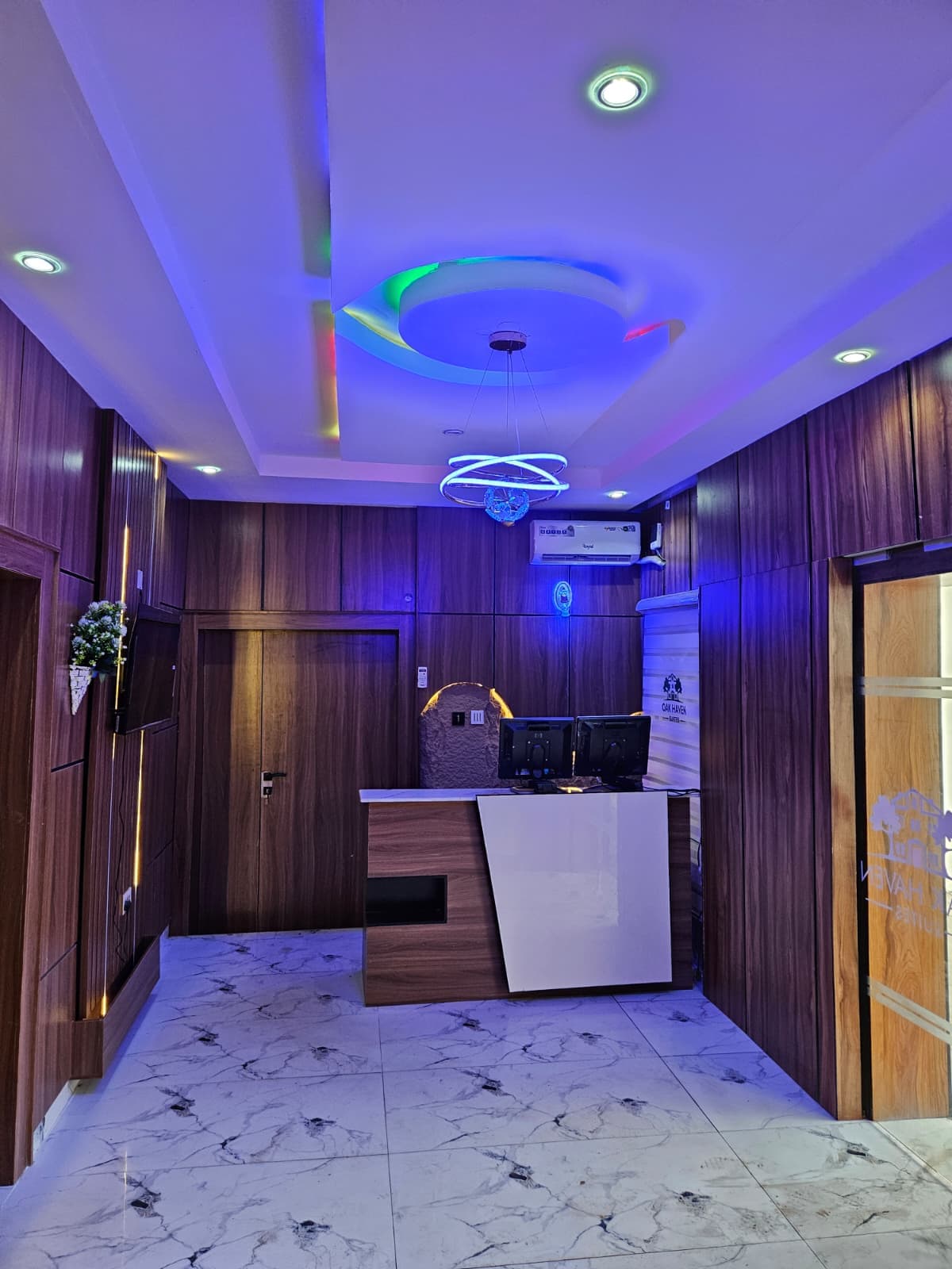 The reception desk at Oak Haven Suites